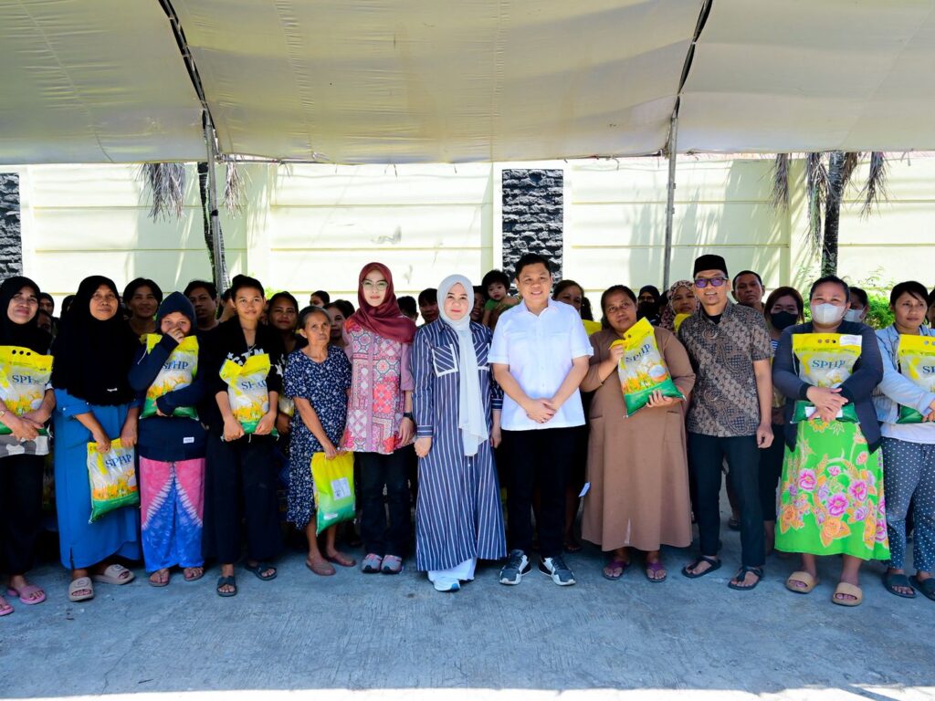 Fatmawati Rusdi menyerahkan langsung bantuan beras kepada warga sekitar Gedung DPRD Sulsel sebagai wujud empati dan silaturahmi pasca insiden kebakaran.