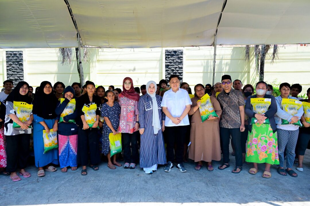 Fatmawati Rusdi menyerahkan langsung bantuan beras kepada warga sekitar Gedung DPRD Sulsel sebagai wujud empati dan silaturahmi pasca insiden kebakaran.
