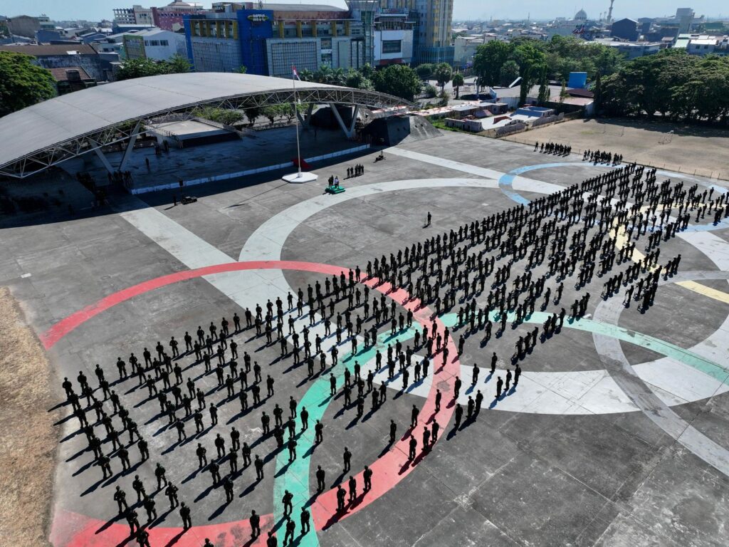 Gubernur Andi Sudirman melepas pasukan TNI di Lapangan Karebosi pada Jumat pagi sebagai bentuk apresiasi atas dedikasi mereka menjaga keamanan Sulsel selama aksi unjuk rasa.