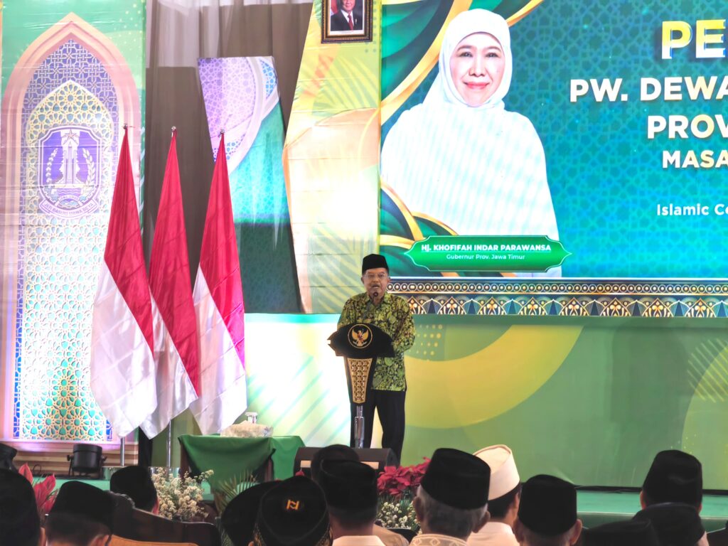 Ketua Umum DMI Jusuf Kalla melantik pengurus DMI Jawa Timur di Islamic Center Surabaya, Sabtu (06/09/2025), sambil menyerukan peran masjid sebagai penjaga kedamaian dan keadilan di tengah maraknya aksi demonstrasi anarkis.