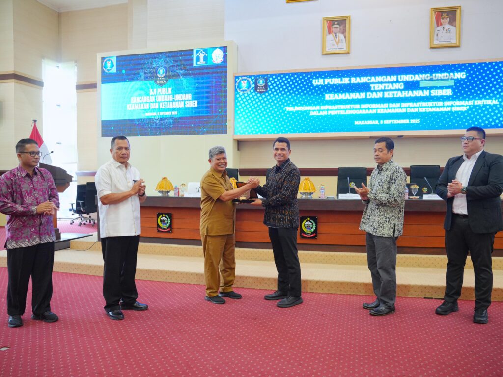 Plt Asisten Pemerintahan dan Kesra Setda Provinsi Sulsel, Ir. Andi Bakti, yang hadir mewakili Gubernur Sulsel, Andi Sudirman Sulaiman, dalam forum uji publik RUU Keamanan dan Ketahanan Siber di Ruang Rapat Pimpinan Kantor Gubernur, Jalan Urip Sumoharjo, Makassar, Senin, 8 September 2025.