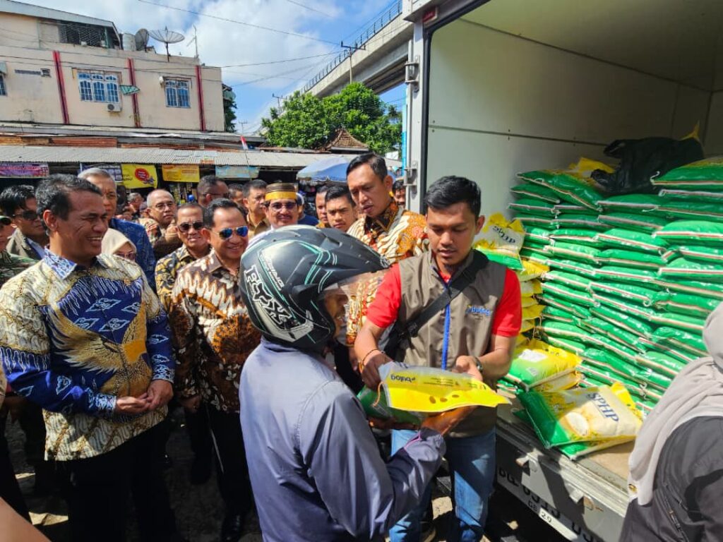 Mentan Andi Amran Sulaiman dan Mendagri Tito Karnavian turun langsung ke pasar Palembang, memastikan distribusi beras SPHP berjalan lancar dan harga tetap terjangkau bagi masyarakat.