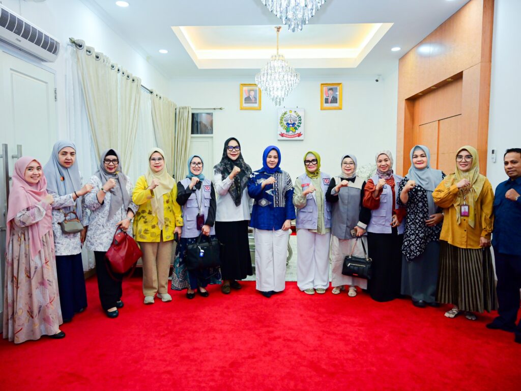 Wagub Sulsel Fatmawati Rusdi menerima pengurus YKI di Makassar, Selasa (9/9), membahas strategi deteksi dini kanker berbasis kolaborasi dan data prevalensi.