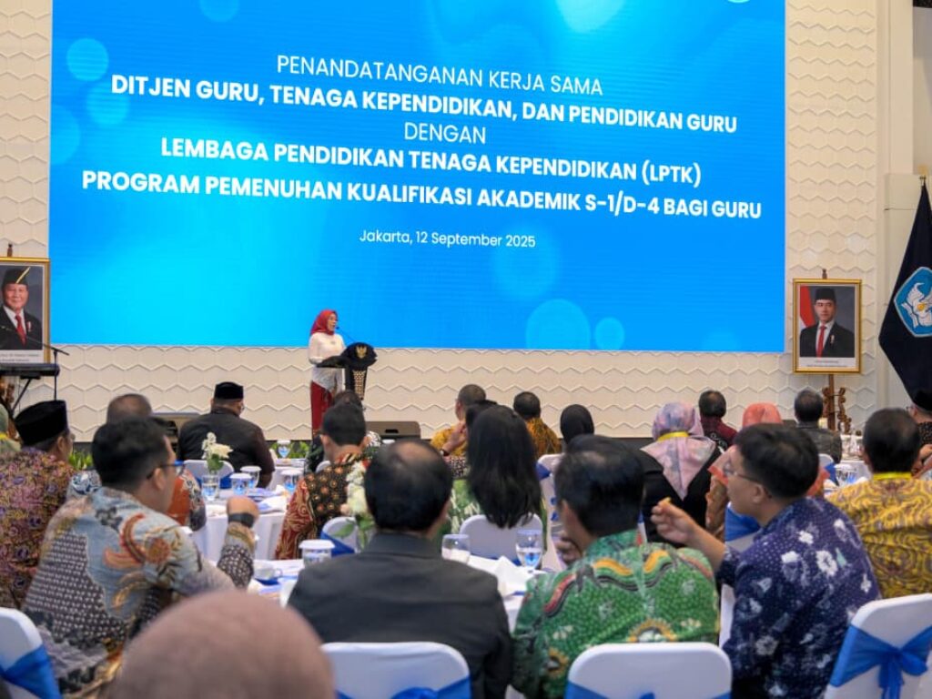 Dirjen GTKPG bersama 92 LPTK menandatangani kerja sama di Jakarta, Jumat (12/9), untuk memfasilitasi 12.500 guru TK dan SD melanjutkan studi S1/D4.