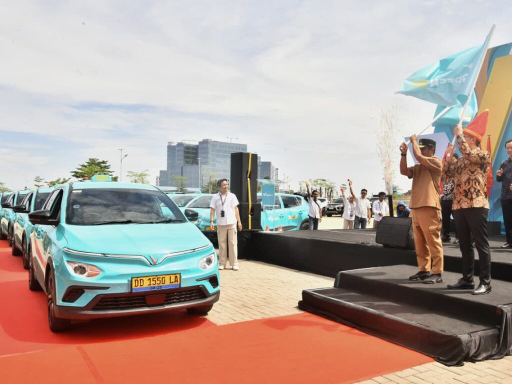 Gubernur Sulsel meresmikan Green SM Taksi di CPI Makassar pada Senin, menghadirkan layanan transportasi listrik ramah lingkungan untuk masyarakat.