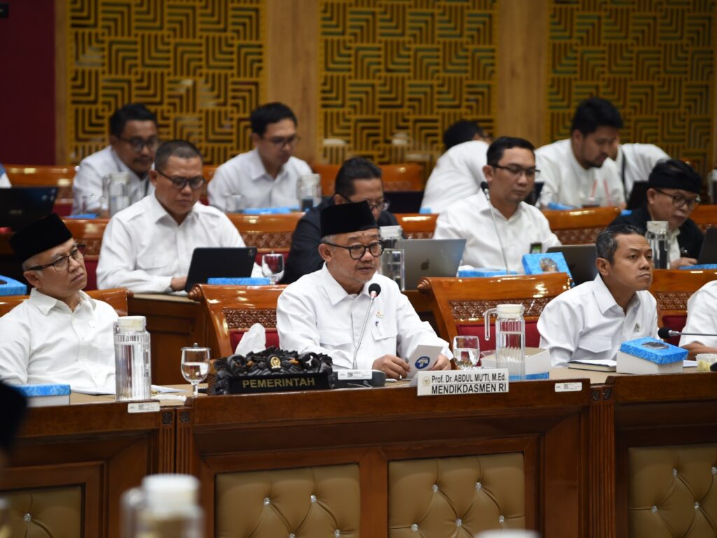 Menteri Abdul Mu’ti bersama Komisi X DPR RI membahas alokasi anggaran pendidikan 2026 di Gedung Nusantara I, Jakarta, pada Senin (15/9), untuk memperkuat enam program utama Kemendikdasmen.
