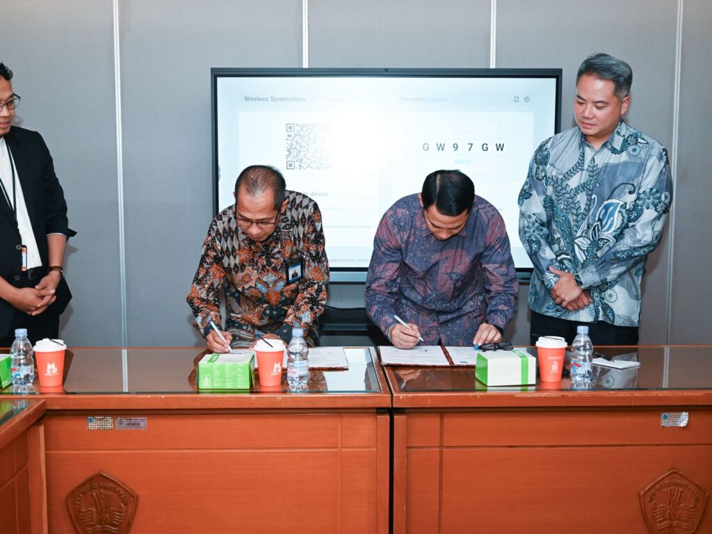 Direktur Guru Pendidikan Dasar bersama perwakilan EF menandatangani kerja sama di Jakarta, September 2025, untuk meningkatkan kemampuan bahasa Inggris guru SD di Indonesia.