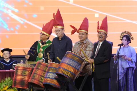 Wali Kota Makassar Sampaikan Pesan Ke Ratusan Wisudawan Angkatan Pertama UC Makassar