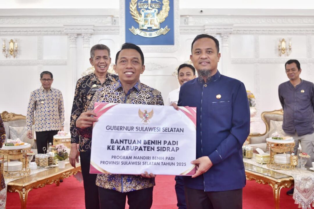 Gubernur Sulsel menyerahkan bantuan benih padi dan dana Rp17 miliar kepada Soppeng dan Sidrap di Rumah Jabatan Gubernur, Jumat (10/9/2025).