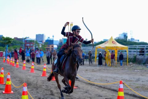 Pertama Kali Dilaksanakan, Andi Sudirman Buka Lomba Berkuda dan Memanah Gubernur Cup 2025