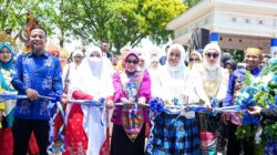 Gubernur Sulsel Andi Sudirman Sulaiman melepas puluhan ribu peserta Jambore PKK 2025 di Lapangan Merdeka, Kabupaten Bone, Jumat (3/10/2025), untuk mendorong peran PKK memperkuat keluarga dan ekonomi masyarakat Sulsel.