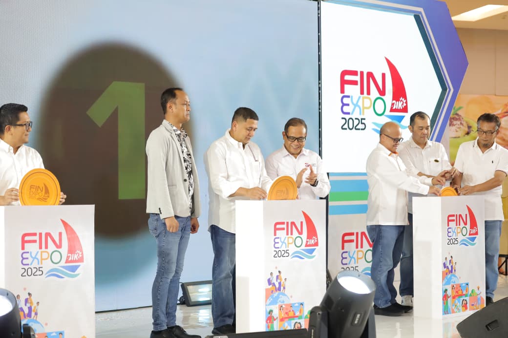 Kepala OJK Sulselbar Moch. Muchlasin bersama Wali Kota Makassar Munafri Arifuddin membuka Financial Expo 2025 di Trans Studio Mall Makassar, Sabtu (4/10/2025), untuk mendorong literasi dan inklusi keuangan masyarakat Sulsel.