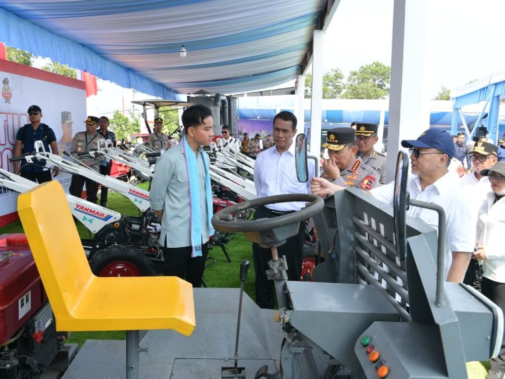 Menteri Pertanian Andi Amran Sulaiman menampingi Wapres Gibran Tanam Jagung Serentak di Banten, Rabu (8/10/2025). Foto: Humas Kementan