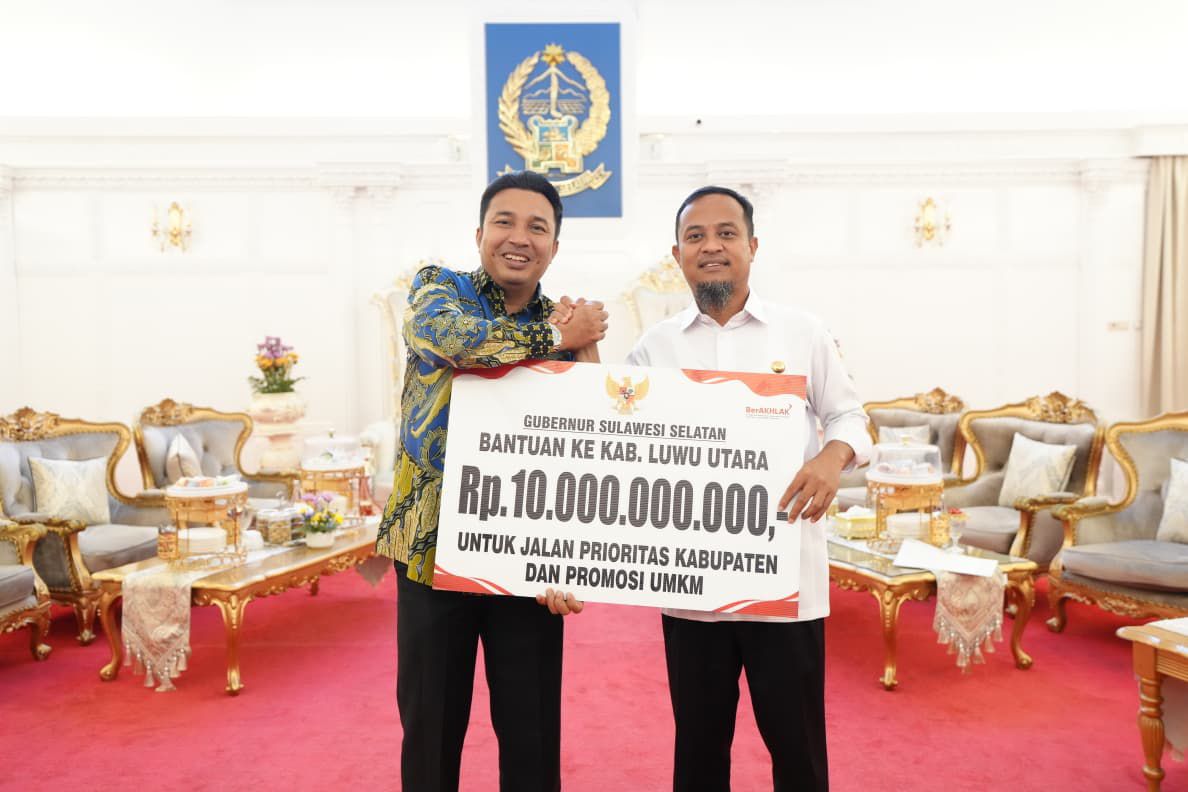 Gubernur Sulsel Andi Sudirman Sulaiman menyerahkan bantuan Rp10 miliar kepada Bupati Luwu Utara Andi Abdullah Rahim di Rumah Jabatan Gubernur Sulsel, Selasa (14/10/2025).