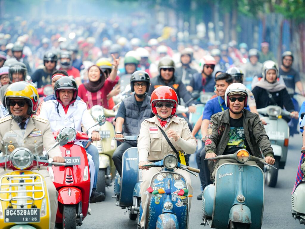 Gubernur dan Wagub Sulsel naik Vespa bersama komunitas dan OKP di CPI Makassar, 28 Oktober 2025, sambil tanam Tabebuya rayakan Sumpah Pemuda ke-97.