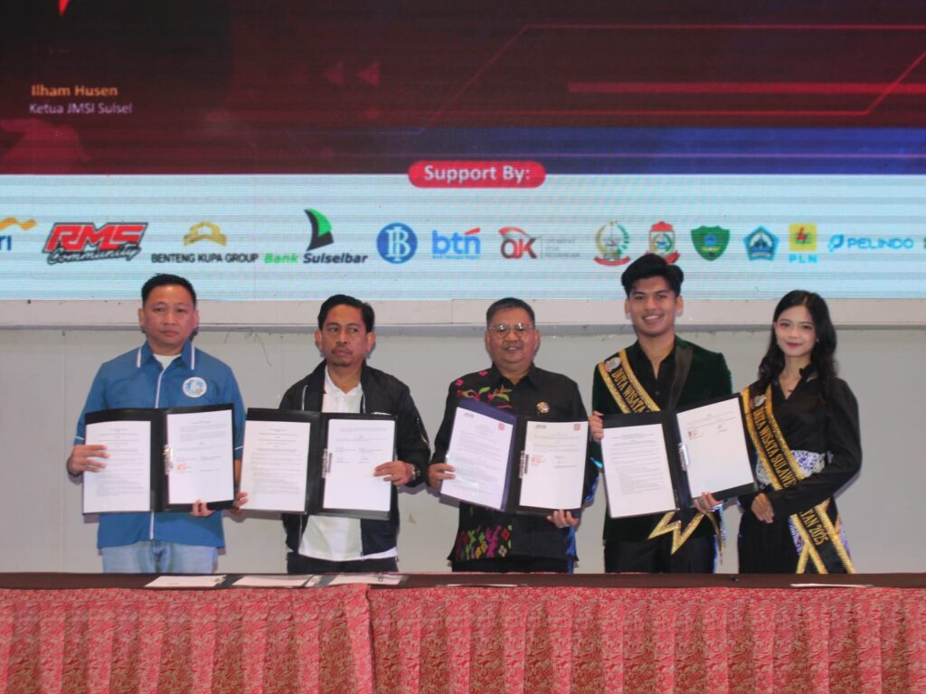 Ketua JMSI Sulsel Ilham Husen menandatangani MoU dengan tiga mitra strategis saat pelantikan Pengda JMSI Sulsel di Hotel Claro Makassar untuk memperkuat kolaborasi ekonomi.