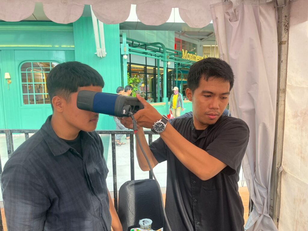 Petugas Dukcapil Makassar melakukan perekaman KTP elektronik bagi pemula di lokasi UMKM Fest 2025, Rabu siang, untuk mempermudah akses layanan adminduk masyarakat.