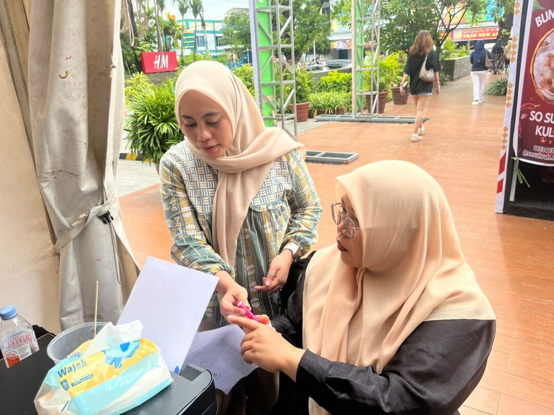 Salah satu staf Disdukcapil melayani permohonan penerbitan akte kelahiran warga.