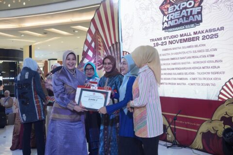 Dekranasda Kota Makassar Raih Juara 2 Parade Wastra di Penutupan Expo Kreatif Andalan 2025