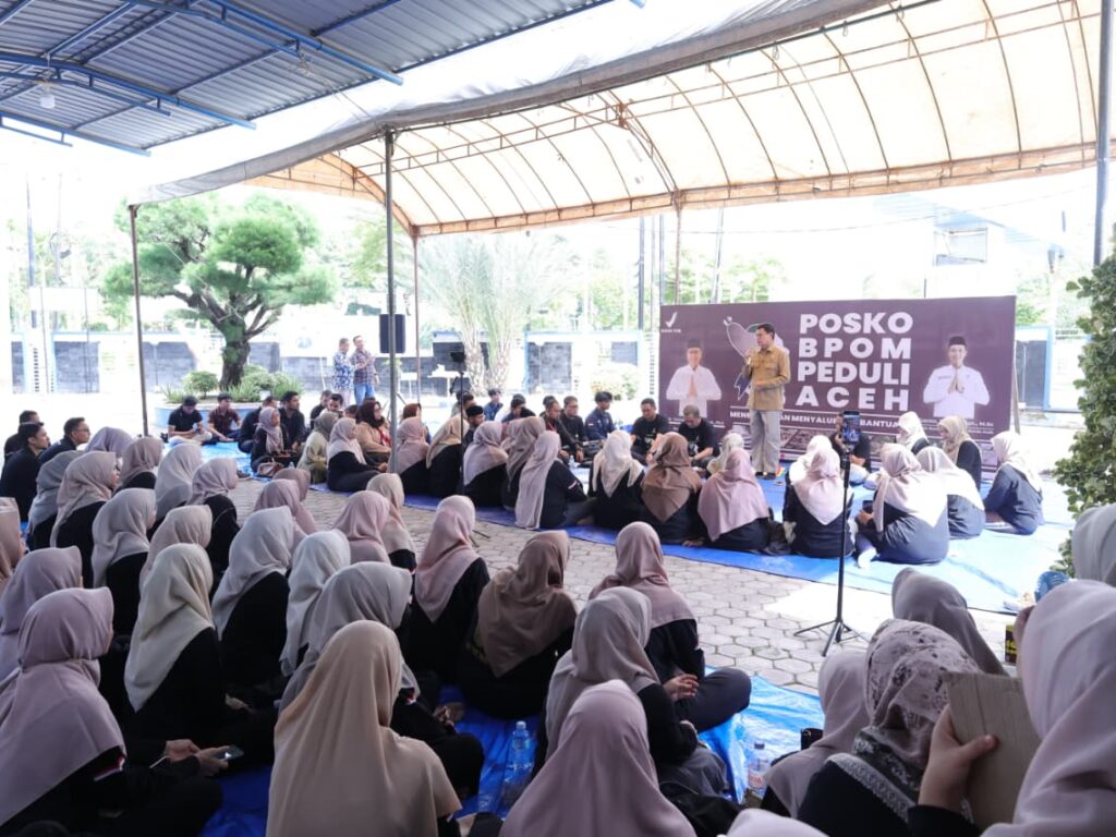 Kepala BPOM RI Prof. Taruna Ikrar meninjau langsung warga terdampak banjir untuk menyerahkan bantuan kemanusiaan bersama jajaran BPOM di Aceh, Sabtu (6/12/2025).