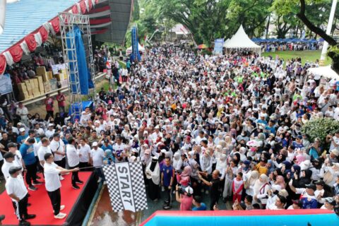 Gubernur Sulsel Lepas Ribuan Peserta Jalan Sehat Anti Mager di Pangkep