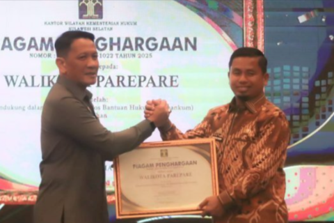 Wali Kota Tasming Hamid Raih Penghargaan Kemenkumham atas Dukungan Pembentukan Posbakum