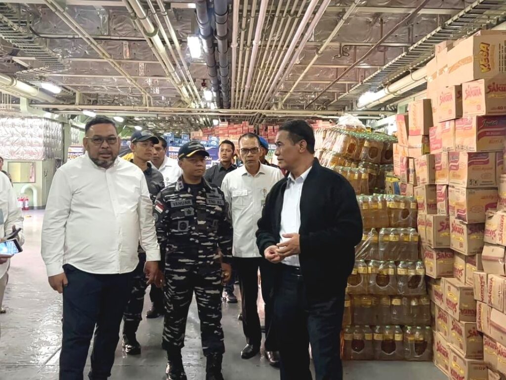 Mentan Amran Kirimkan Bantuan Bencana Sumatra dengan KRI Banda Aceh