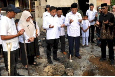 Wali Kota Tasming Hamid Serahkan Bantuan Rumah Layak Huni untuk Korban Kebakaran