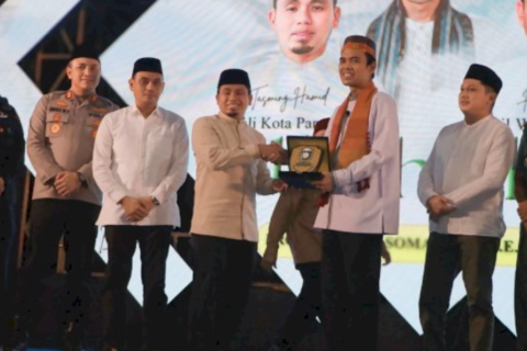 Tabligh Akbar, Tasming Hamid Minta Doa Ustadz Abdul Somad untuk Parepare