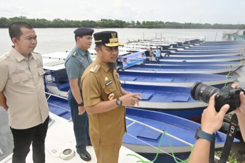 Tingkatkan Produktivitas Perikanan, Gubernur Sulsel Serahkan 20 Unit Kapal 5 GT untuk Nelayan