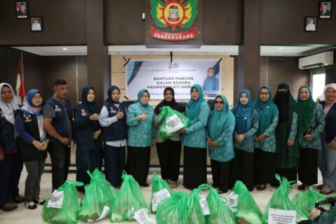 Peringati Hari Ibu, TP PKK Kota Makassar Salurkan Paket Bantuan Pangan