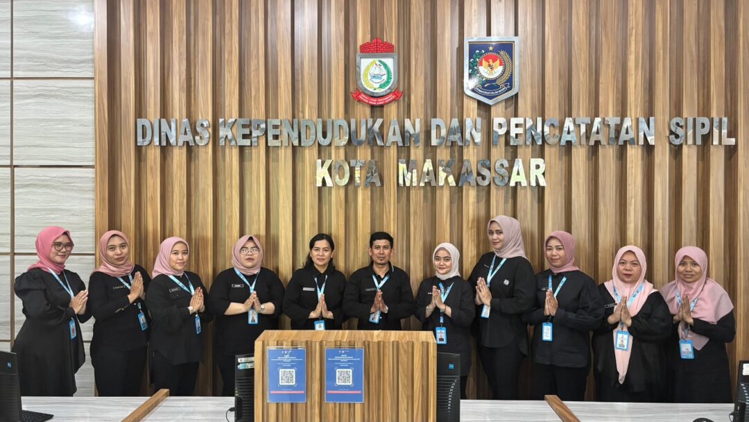 Staf pelayanan Publik Dinas Dukcapil Makassar.