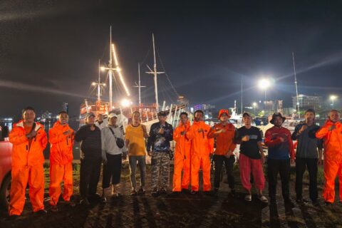 Ombak Tinggi, Malam Gelap, BPBD Makassar Berhasil Selamatkan Lima Nelayan