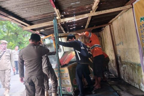 Pemkot Makassar Tertibkan Lapak Liar di Jalan Saripa Raya, Kemacetan Akhirnya Diurai