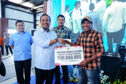 Gubernur Sulsel Serahkan Bantuan Bibit, Green House hingga Kapal Nelayan untuk Warga Bantaeng