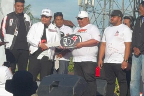 PSI Sulsel Tegaskan Politik Kehadiran, Gandi Rusdi Serahkan Lima Ambulans untuk Warga Pinrang