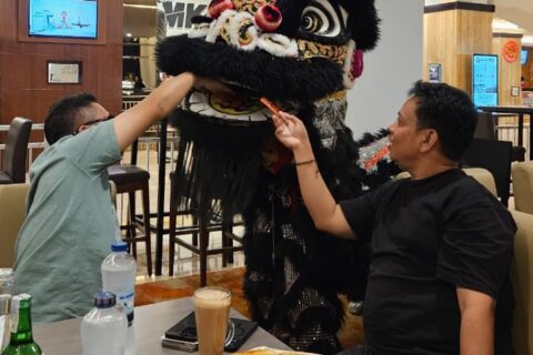 Manjakan Tamu, Claro Hotel Makassar Hidupkan Suasana Imlek dengan Atraksi Barongsai