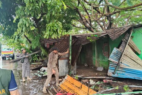 Cegah Banjir: Pemkot Makassar Tata Kota, Bersihlan  Lapak Liar dan Kontainer Besi Tua di Panaikang