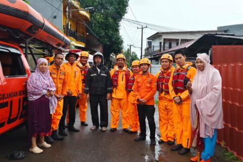 Makassar Siaga Banjir, TRC Evakuasi Warga dan Satgas PU Bersihkan Drainase