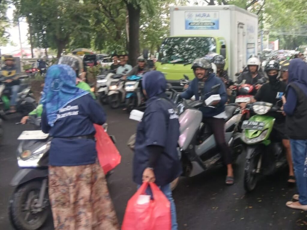 Ramadan Berbagi, NasDem Makassar Sasar Ojol dan Becak