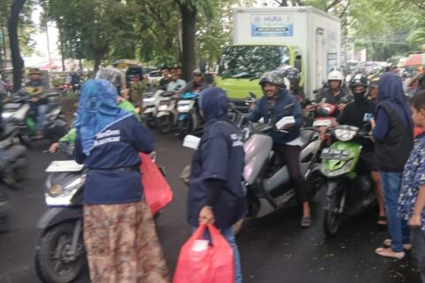 Ramadan Berbagi, NasDem Makassar Sasar Ojol dan Becak
