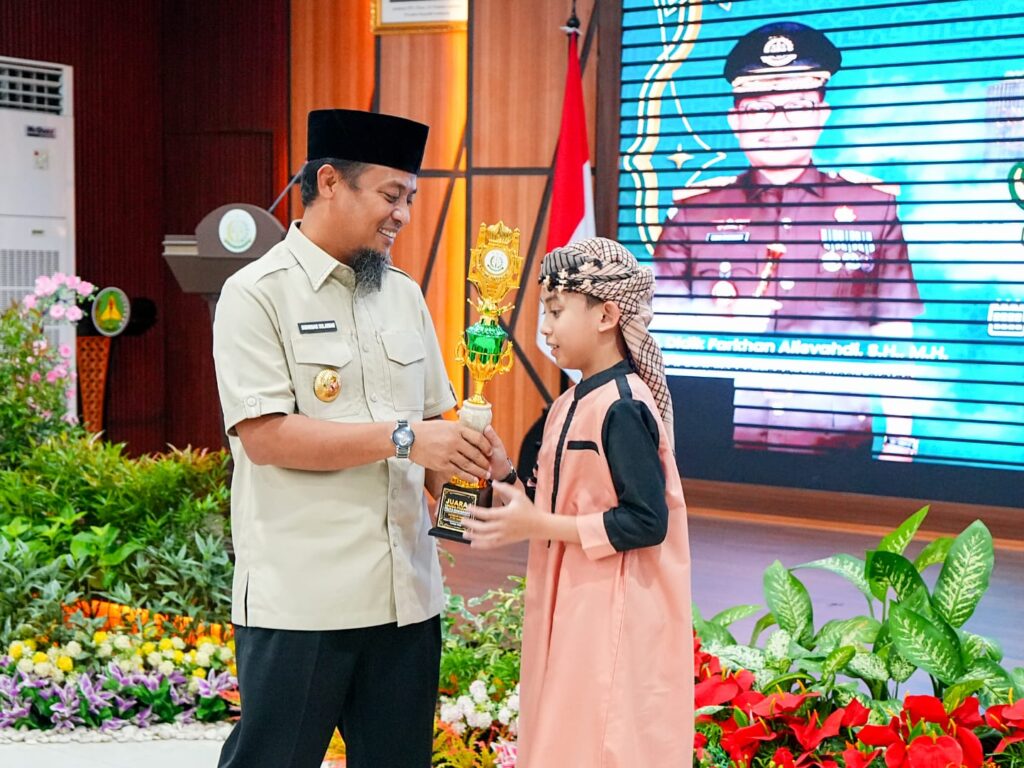 Gubernur Andi Sudirman Sulaiman menutup Pelita Ramadan/Pildacil 1447 H di Aula Kantor Kejaksaan Tinggi Sulawesi Selatan, Jalan Urip Sumoharjo, Makassar, disaksikan Forkopimda Sulsel.