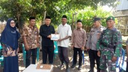 Staf Ahli Gubernur Sulsel Ustadz Achmad menyerahkan bantuan kepada korban angin puting beliung di Kelurahan Maradekaya, Takalar, Kamis (5/3/2026).