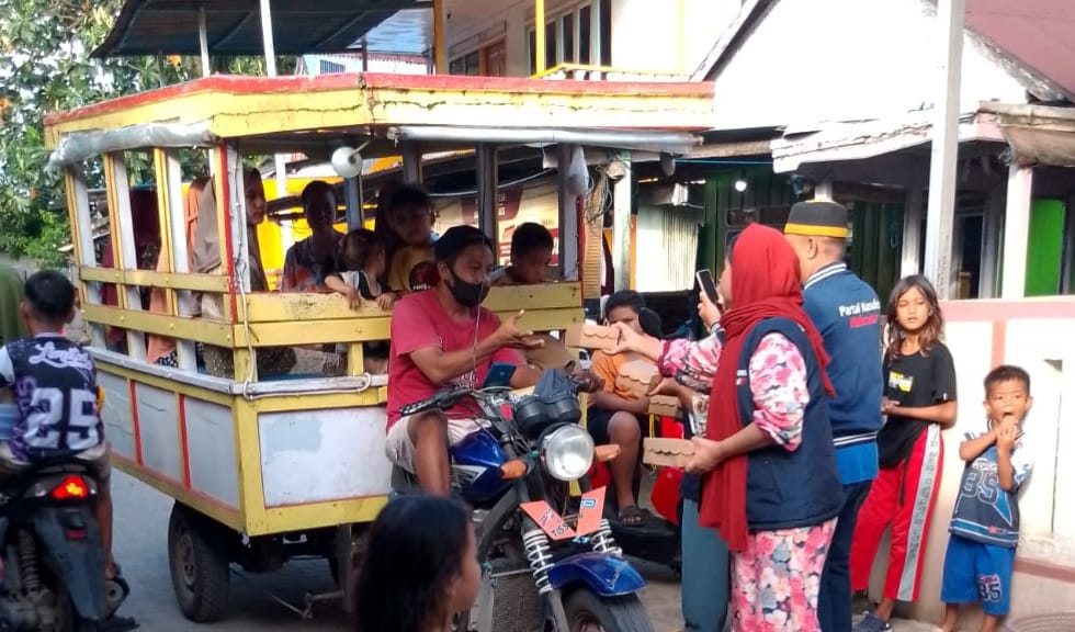 Pengurus dan kader Nasdem Makassar membagikan paket takjil kepada warga Pulau Barrang Lompo dan pengendara di Tamalate saat Ramadan 2026.