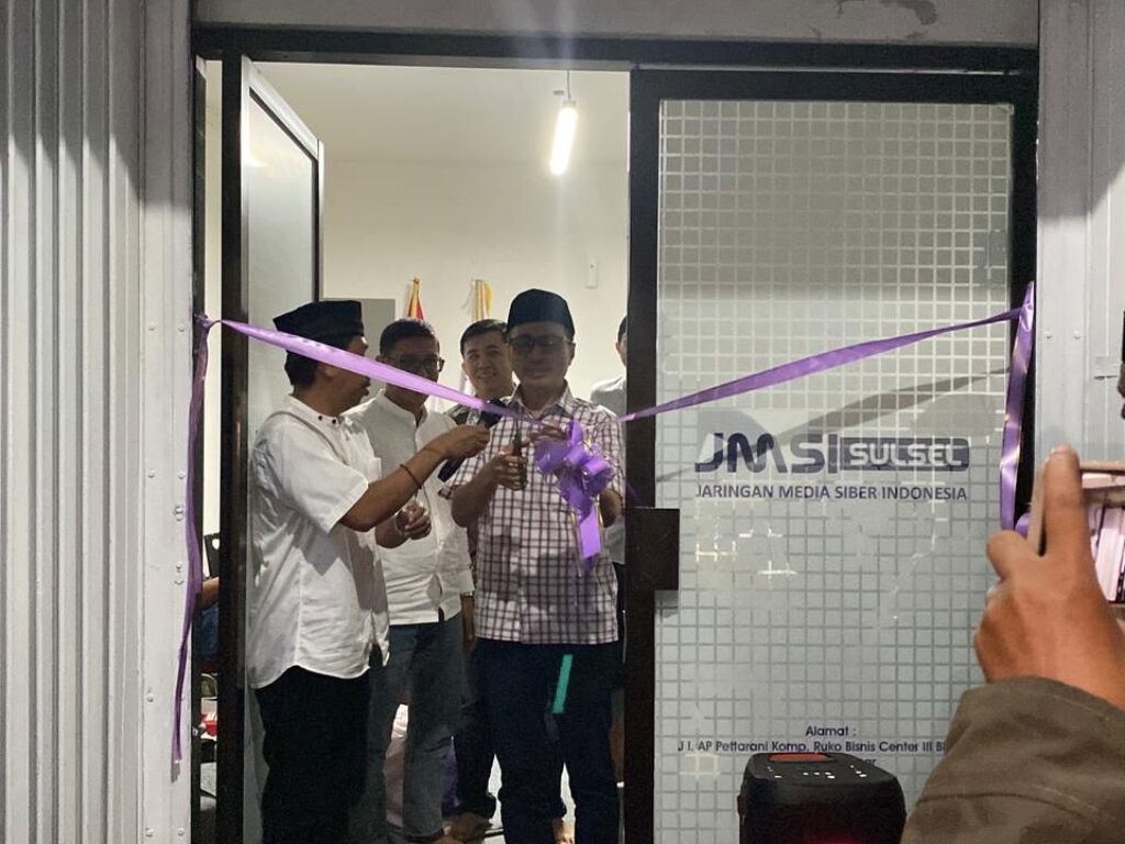 Peresmian kantor Jaringan Media Siber Indonesia Sulawesi Selatan di Jalan AP Pettarani, Makassar, Sabtu (7/3/2026), dirangkaikan dengan buka puasa bersama insan pers dan pejabat daerah.