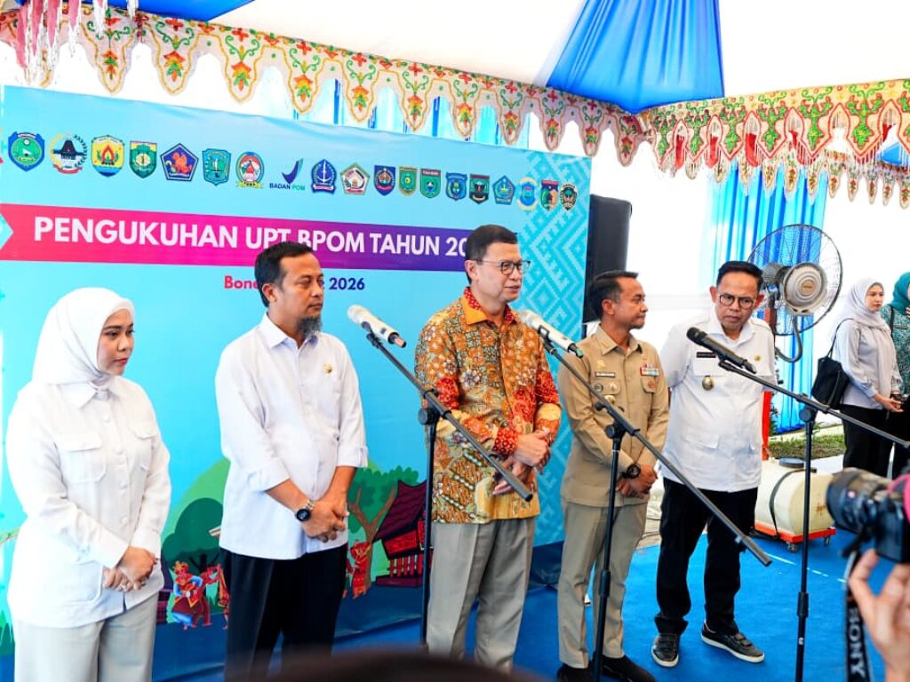 Gubernur Sulsel Andi Sudirman Sulaiman bersama Kepala BPOM RI Taruna Ikrar saat pengukuhan Loka BPOM Kabupaten Bone, Jumat (7/3/2026).