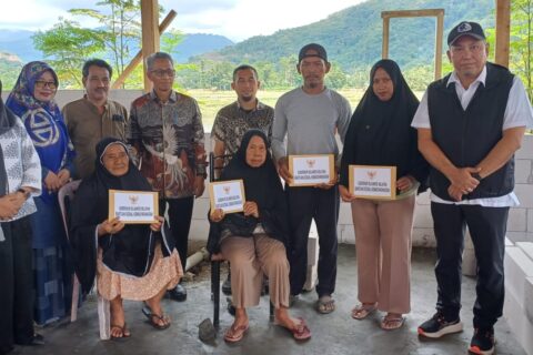 Andi Sudirman Sulaiman Salurkan Bantuan Rp60 Juta untuk Korban Kebakaran di Desa Tanarigella Luwu