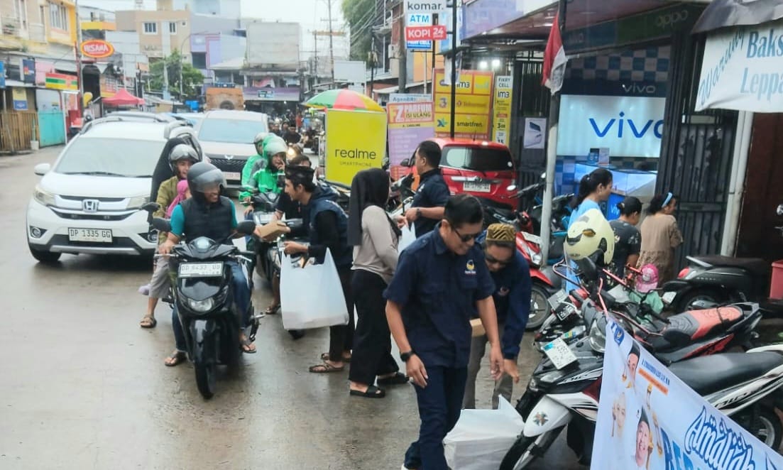 Kader NasDem Makassar membagikan takjil kepada pengendara di Ujung Tanah dan Ujung Pandang saat Ramadan.