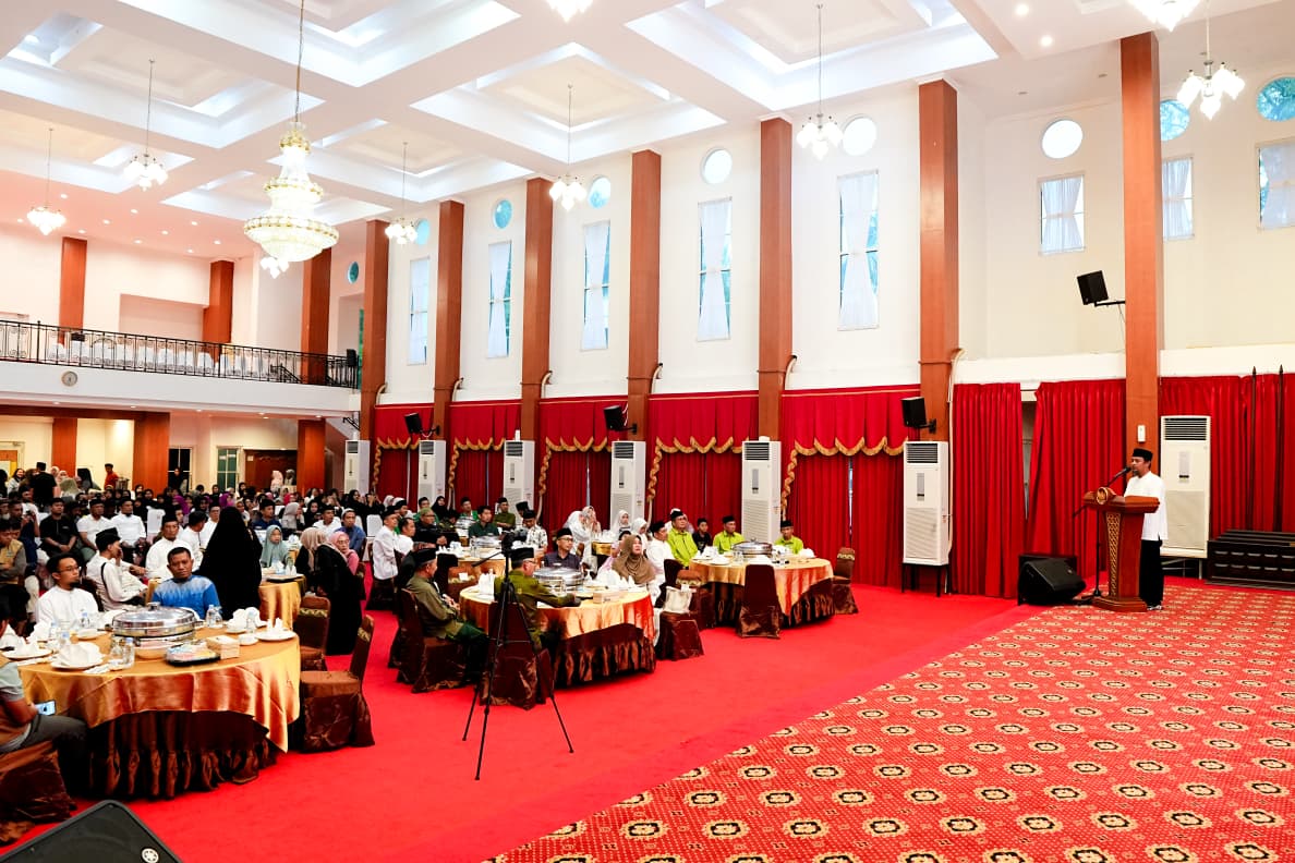 Gubernur Sulsel Andi Sudirman Sulaiman berbuka puasa bersama ratusan anak yatim dan organisasi keagamaan di Rujab Gubernur Sulsel.
