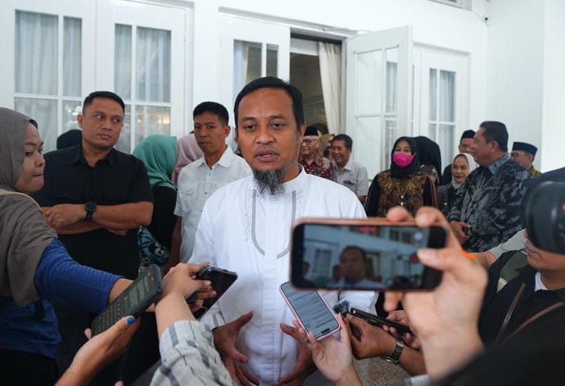 Gubernur Sulawesi Selatan Andi Sudirman Sulaiman bersama Ketua Komisi II DPR RI Muhammad Rifqinizamy Karsayuda berdialog dengan kepala daerah dan tokoh Luwu Raya di Rumah Jabatan Gubernur Sulsel, Kamis (12/3/2026).